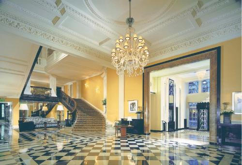 WATCH: Rolling Stones Video Takes Over London's Vacant Claridge's Hotel | Frommer's